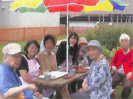 中庭でお茶する人々