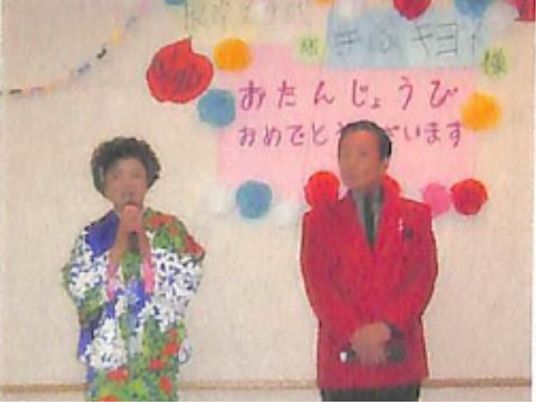 お祭りの衣装で歌う人々