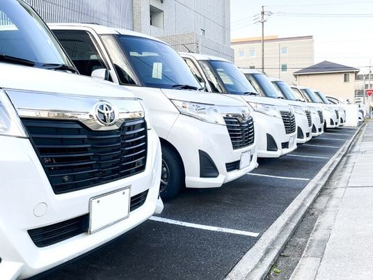 送迎車が並ぶ外観  