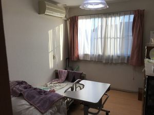明るい居室のベッド  
