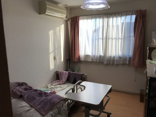 明るい居室のベッド  