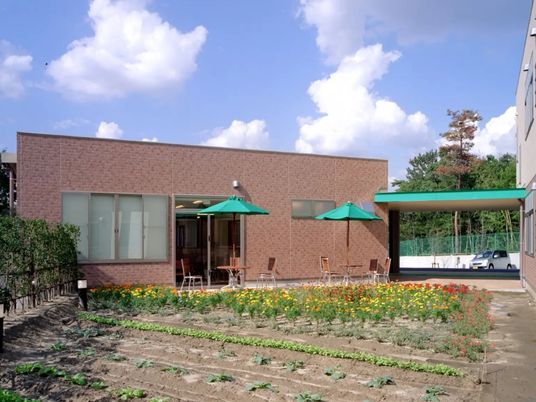 花壇のある中庭  
