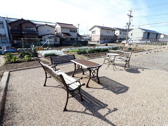 中庭のベンチとテーブル