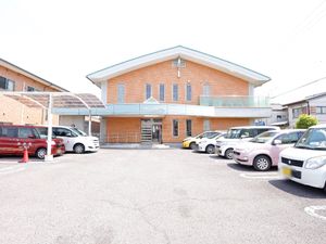 明るく広い駐車場の外観