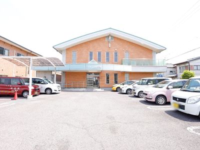 明るく広い駐車場の外観