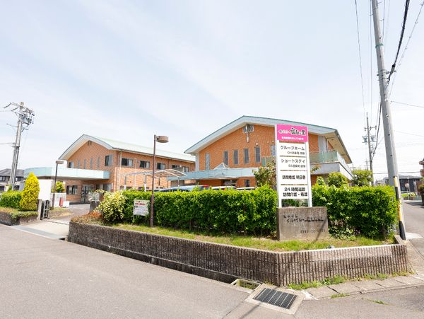 明るい日差しの居心地の良い建物