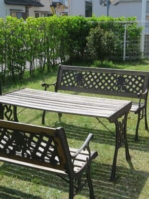 中庭のベンチとテーブル