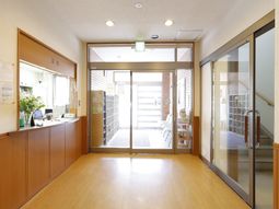 明るいエントランスの様子