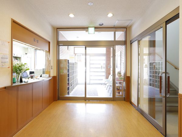 明るいエントランスの様子