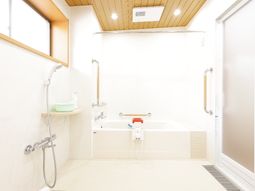 明るい清潔な浴室