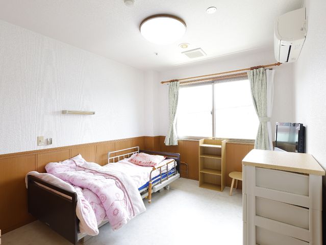 明るい個室の居室