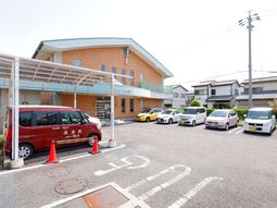 ゆったりとした駐車場の風景