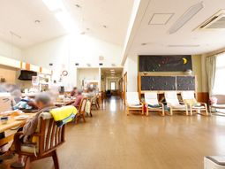 明るい食堂の様子