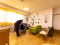 車椅子の方とスタッフ