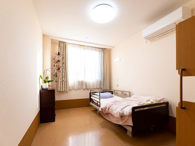 居心地の良い居室空間 居室 ゆったりとした居室は、日々のくつろぎに最適な設計です。窓辺には明るい光が差し込み、心安らぐ空間となっております。