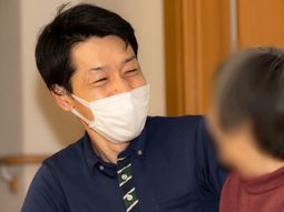 スタッフと利用者の微笑み