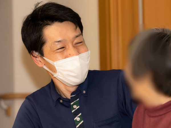 スタッフと利用者の微笑み