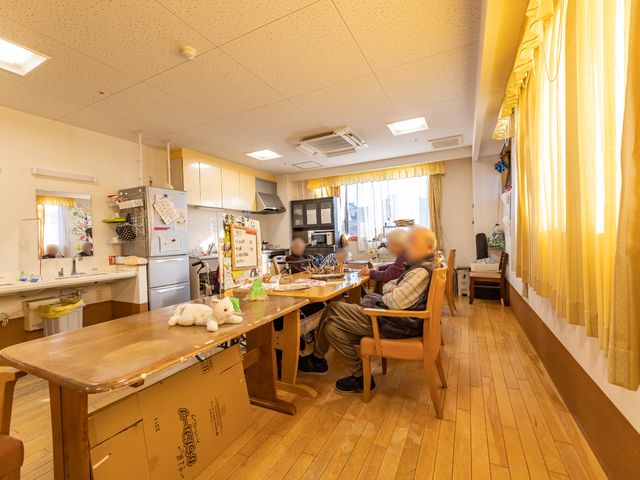 居心地の良いダイニングルーム 共有スペース 広々としたダイニングでは、利用者がくつろぎながら食事をとる様子が見られます。温かみのある家具や調度品が、居心地の良さを演出しています。