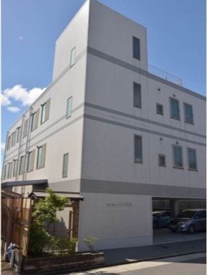 白い建物の外観