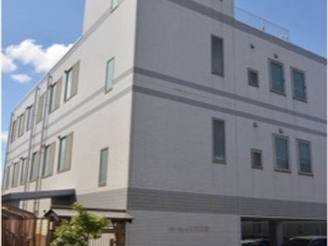 白い建物の外観 外観 清潔感のあふれる白い外壁の建物です。外からのアクセスもしやすく、晴れた日の爽やかな印象を受けます。