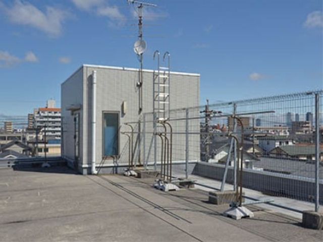 屋上と設備機器が並んでいる 屋上 広々とした屋上は、天気の良い日には潤いのあるひとときを提供します。空と街を背景に快適な休息がとれる空間です。