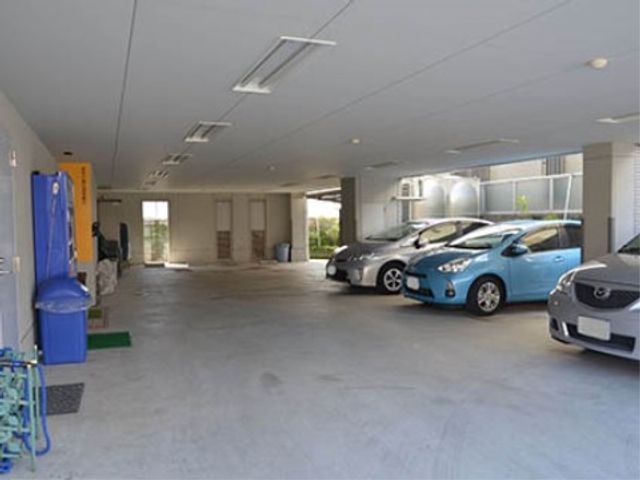 広々とした駐車スペース 駐車場 明るく開放的なエントランスで、訪れる人々を温かく迎えています。車椅子の利用者も安心の広さを持つ入口です。