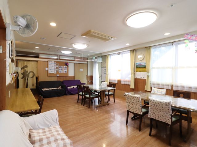 居心地の良いリビング 食堂 広々とした居心地の良いリビングで、ゆったりとした時を過ごす様子が伝わってきます。明るく開放的な空間でのんびりと過ごせそうです。