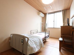 居室のベッドと家具