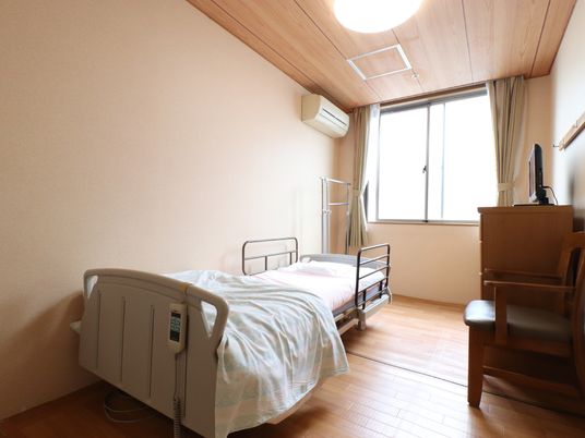 居室のベッドと家具