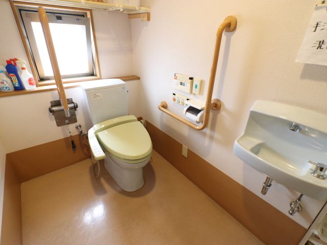 バリアフリー対応のトイレ トイレ 手すり完備で安全性を考慮したトイレスペースです。入居者の自立を支援し、利用しやすい環境が整っています。