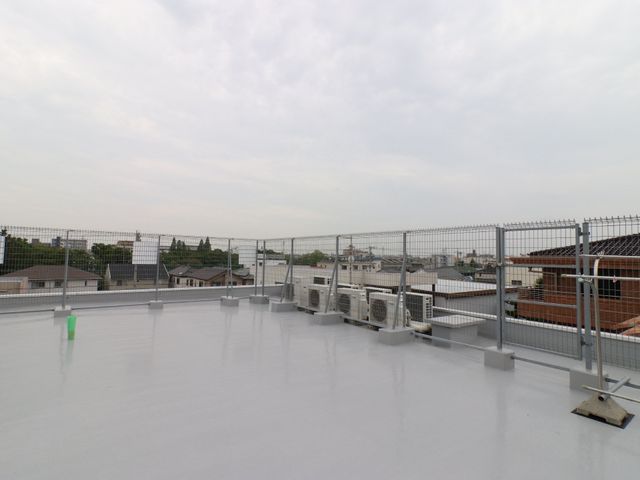 屋上と空の様子 屋上 開放的な屋上は、快適な休息時間を過ごす場所として、働くスタッフや利用者にとっての憩いの空間になっています。