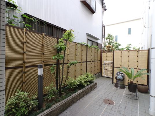 中庭の緑と装飾