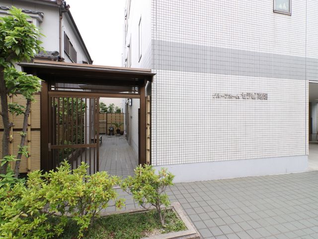 和風モダンなエントランス 外装 落ち着いた雰囲気の入口から通ると、心安らぐ空間が広がっており、訪れる方を温かく出迎えます。