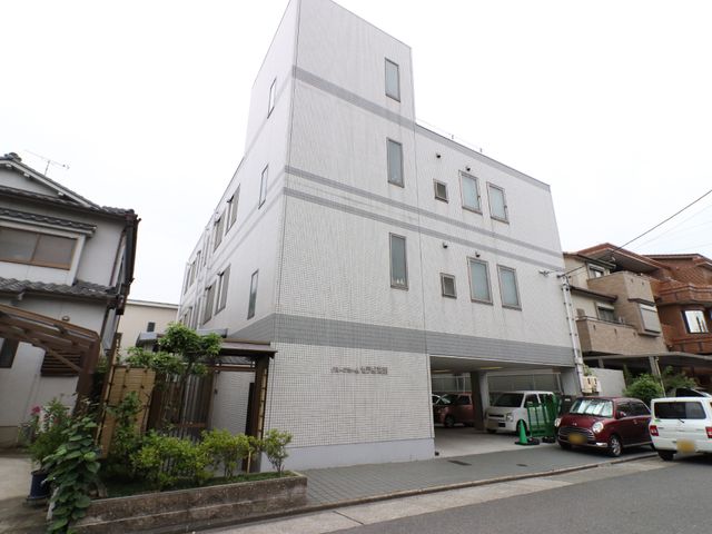 白い外壁の建物外観 外観 清潔感があり落ち着いた色合いの建物です。周囲の環境と調和しつつ、快適な仕事環境を提供しています。