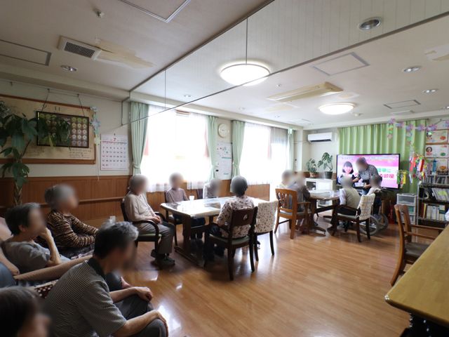 共有スペースの日常風景 食堂・談話室 安らぎあふれる広々した空間は、リラックスした時間を提供してくれます。利用者同士のコミュニケーションの場としても最適です。