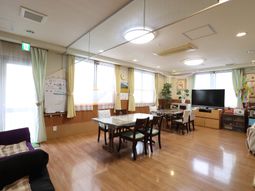 広々とした明るいラウンジ