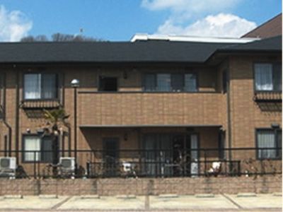 茶色の外壁の建物