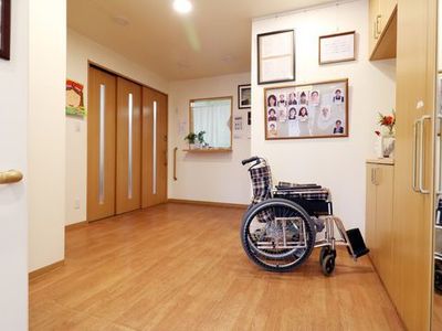 車椅子のある廊下