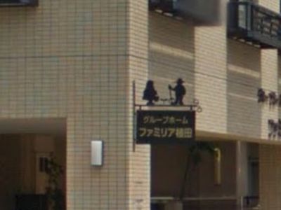 バルコニーで話す人々