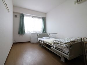 明るい居室の一角