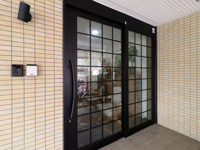 ガラス扉のある出入口