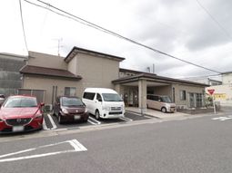 施設外観と駐車場