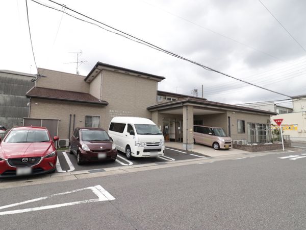 施設外観と駐車場