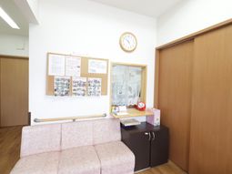 待合室の壁とソファ