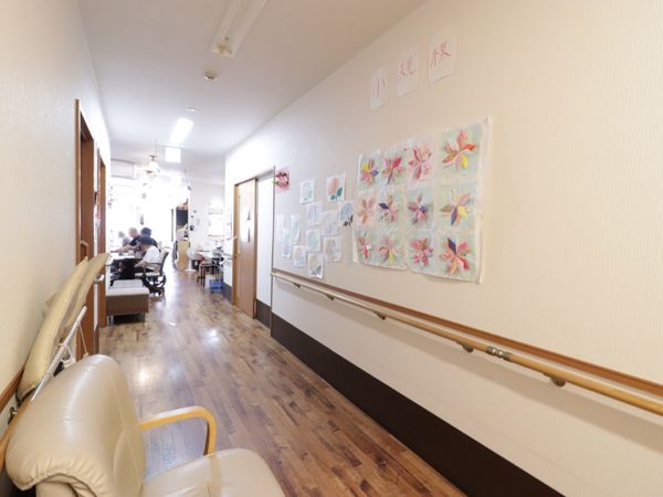 廊下と掲示物の様子