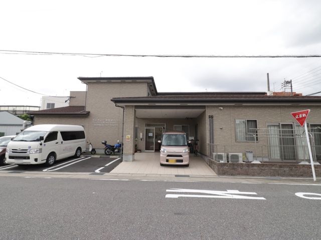 エントランスと駐車場の施設 外観 開放的なエントランスは、来訪者を温かく迎え入れる設計です。明るい職場環境をお求めの方に最適な空間が広がっています。