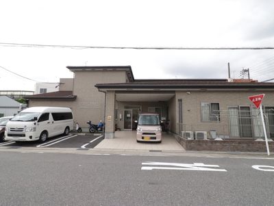 エントランスと駐車場の施設