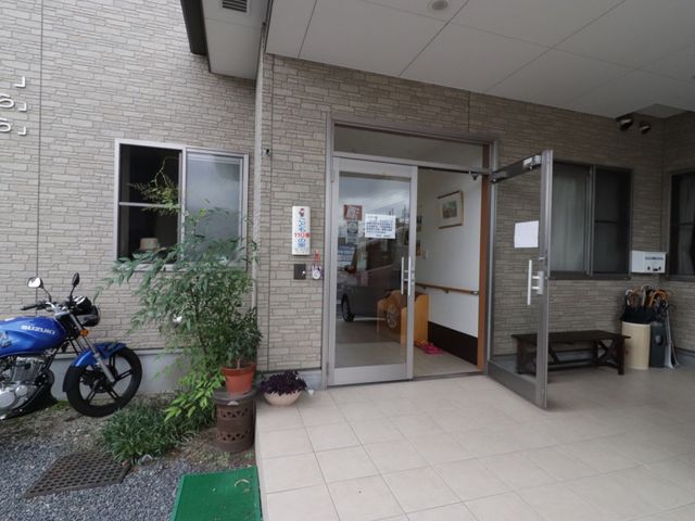 エントランスと駐輪場 玄関 ゆったりとした開放感のあるエントランスは、明るく清潔感があり、訪れる人を暖かく迎え入れます。