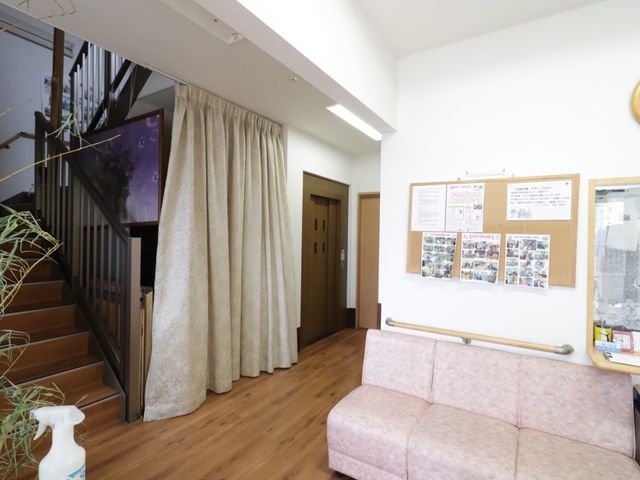 ロビーにある階段と掲示板 ホール 掲示板には様々な活動の様子が貼られ、交流の場となっています。待合のソファも設置しており、ゆったりと過ごせる空間です。