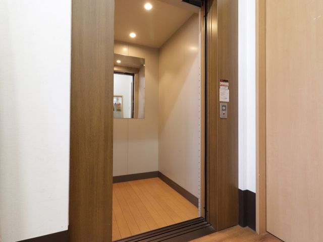 開いたエレベーターの扉 エレベーター ゆったりとしたエレベーターは、動線に配慮されたデザインで、快適な移動をサポートしています。